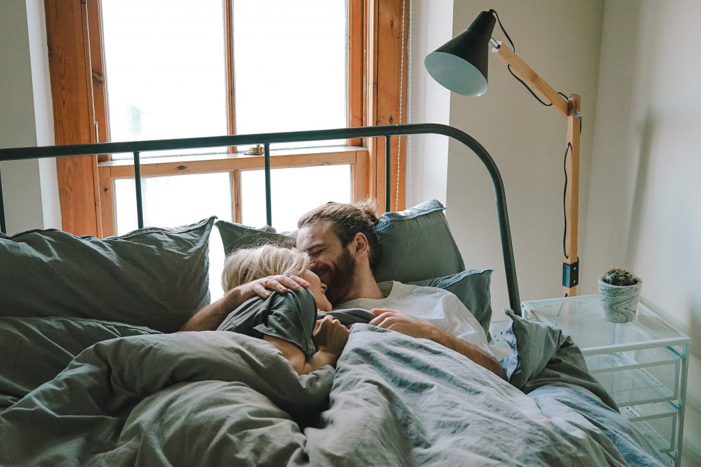 beneficios de tener pareja despertando juntos